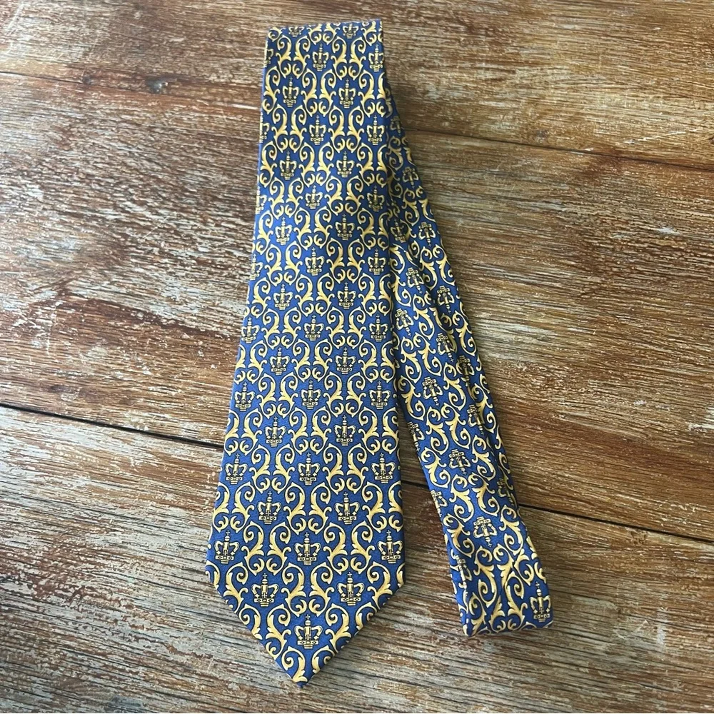 Colonial Williamsburg Foundation Men’s Silk Tie Gold Navy Royal All-Over Design